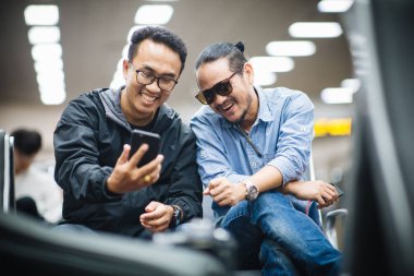 Akıllı telefon kullanarak hipsters arkadaşlar