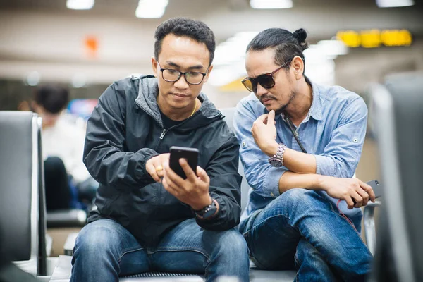 Hipsters Amigos Usando Smartphone —  Fotos de Stock