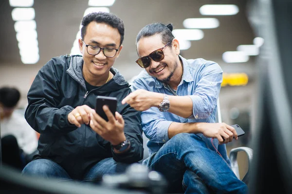 Hipsters Amigos Usando Smartphone —  Fotos de Stock