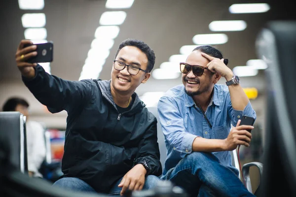 Hipster-Freunde mit Smartphone — Stockfoto