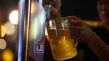 Fıçı bira bir bardağa dökülür