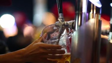 Fıçı bira bir bardağa dökülür