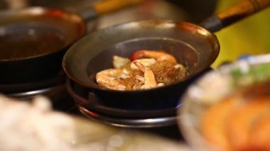 Sokak Tayland Gıda, deniz ürünleri güveçler cam erişte ile karidesler