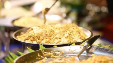 Sokak tay gıda, karışık sebze ile kızarmış anlık erişte karıştırın