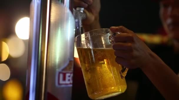 Rascunho Cerveja Derramado Copo — Vídeo de Stock
