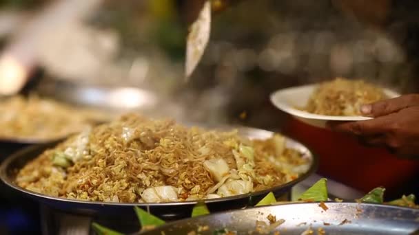 Comida Tailandesa Callejera Revuelva Los Fideos Instantáneos Fritos Con Verduras — Vídeo de stock