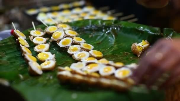 街头泰国菜 鹌鹑蛋烤 — 图库视频影像
