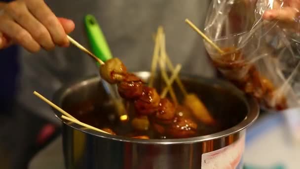 Comida Tailandesa Rua Bola Carne Grelhada Com Sousage Picante — Vídeo de Stock