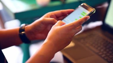Kapatmak erkek eller dokunmadan akıllı telefon