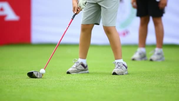 Meninas Golfistas Praticando Golfe — Vídeo de Stock