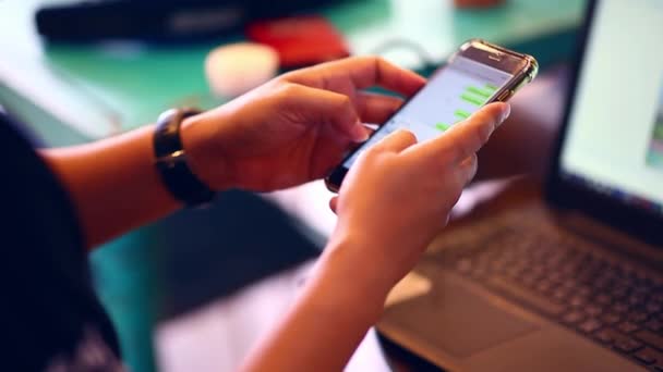 Fechar Mãos Masculinas Tocando Telefone Inteligente — Vídeo de Stock