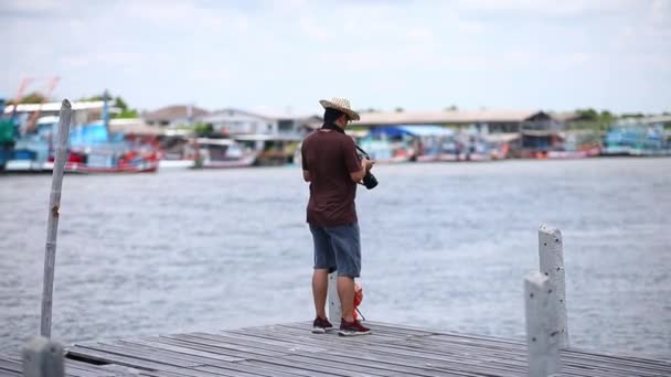 Fotógrafo Tomando Fotos Del Mar Paisaje Portuario — Vídeos de Stock
