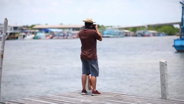 Fotógrafo Tomando Fotos Del Mar Paisaje Portuario — Vídeos de Stock