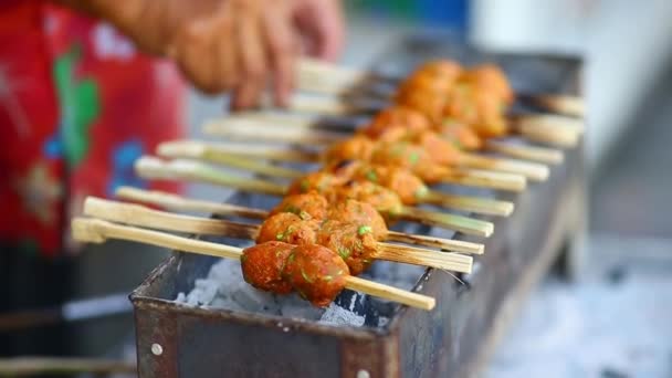 Street Thai Eten Barbecue Gebakken Vis Pasta Ballen Gegrild Vis — Stockvideo