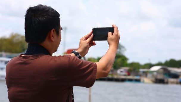 Traveller Foto Havet Port Landskap Med Smartphone — Stockvideo