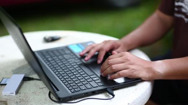 Nahaufnahme Männliche Hände Tastatur Laptop Notebook Computer — Stockvideo