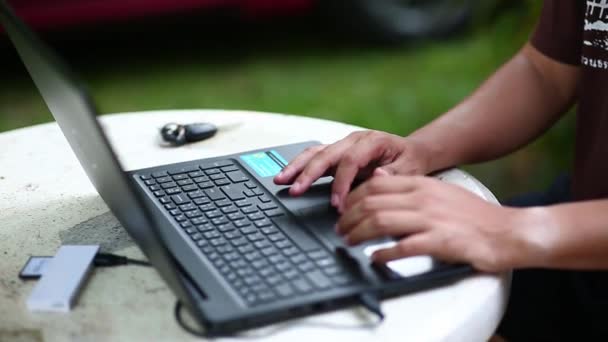 Nahaufnahme Männliche Hände Tastatur Laptop Notebook Computer — Stockvideo