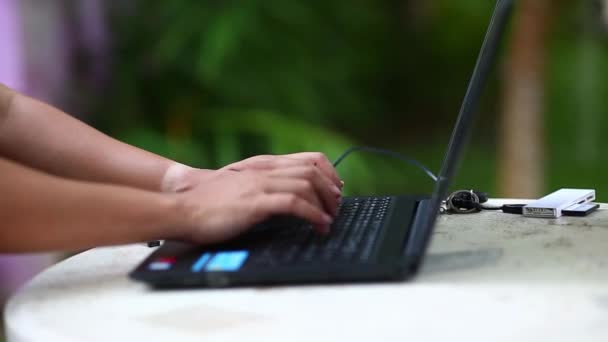 Крупный План Мужчины Руки Клавиатуры Ноутбук Ноутбук — стоковое видео