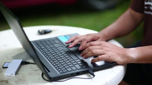 Крупный План Мужчины Руки Клавиатуры Ноутбук Ноутбук — стоковое видео