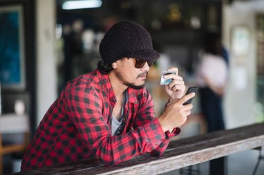  Akıllı telefon ve kredi kartı kullanan yolcu