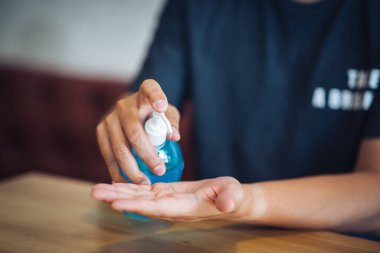 Alkol jeliyle el yıkamak, koronavirüsü yaymamak için hijyen..