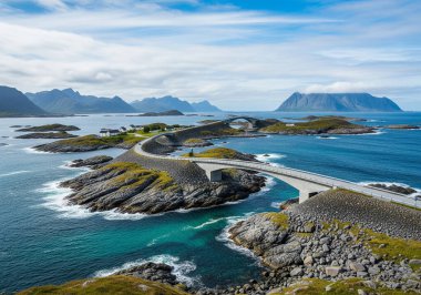 Gün batımında Norveç 'teki Atlantik Okyanus Yolu boyunca deniz üzerindeki manzaralı kıvrımlı köprü..
