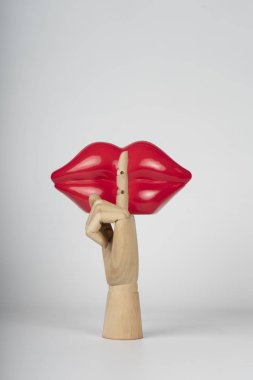 Tahta el sessizlik jesti yapıyor.