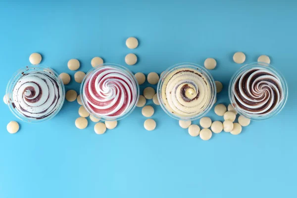 Sorvete colorido com doces — Fotografia de Stock