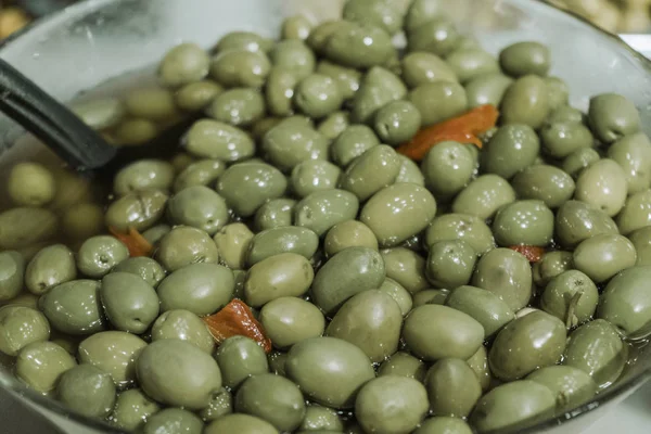 Cuenco de aceitunas verdes — Foto de Stock