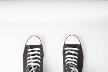 Beyaz arka planda beyaz kauçuk uçlu ayakkabılar