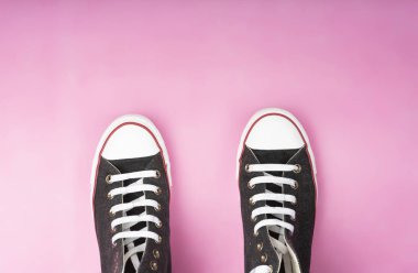 Fuşya arka planda beyaz kauçuk uçlu ayakkabılar