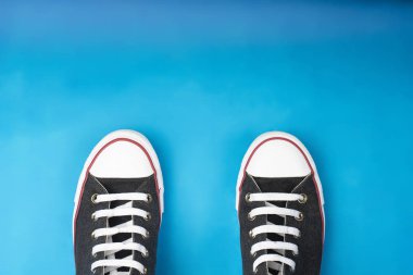 Mavi arka planda beyaz kauçuk uçlu ayakkabılar
