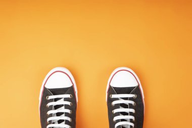 Sarı arka planda beyaz kauçuk uçlu ayakkabılar