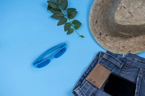 Abiti estivi e accessori su sfondo blu — Foto Stock