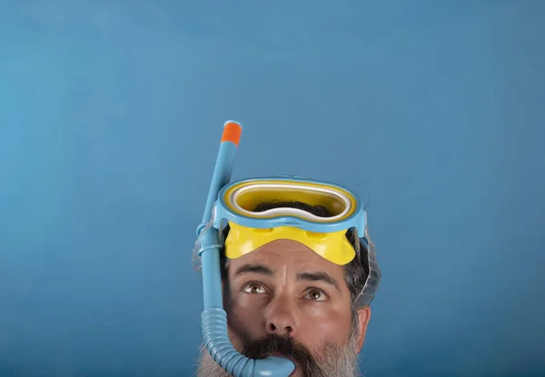 Homem enfiando a cabeça com snorkeling e máscara de mergulho olhando para cima — Fotografia de Stock