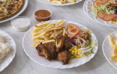 Cips ve salata ile tavuk kanatları Tabak