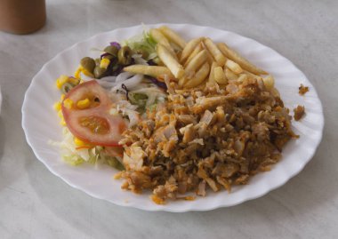 Cips ve salata ile et yemeği