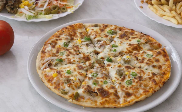 Mermer masada tabakta servis edilen lezzetli taze pizza