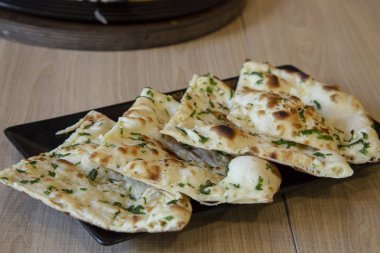 Hint naan ekmek ahşap masa üzerine sarımsak tereyağı ile