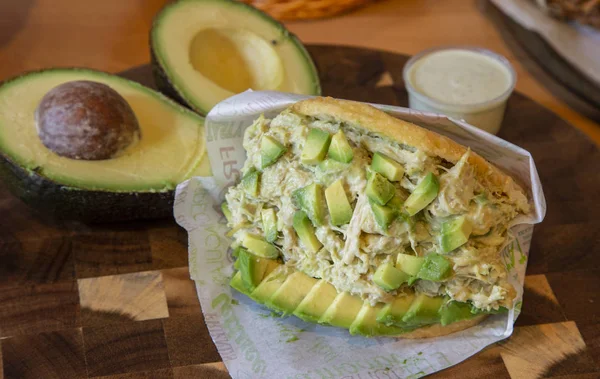 Kraliçe Arepa, tavuk ve avokado ile mısır ekmeği