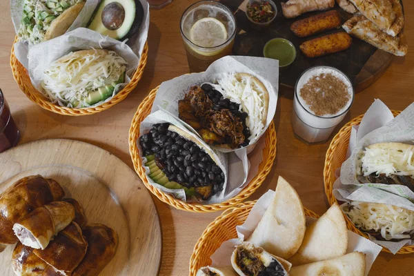 Variado de comida típica venezolana, arepas y batidos — Foto de Stock