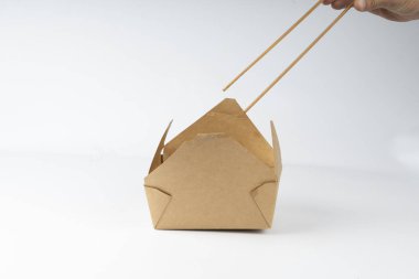 gıda ve maşa götürmek için karton kutu açık