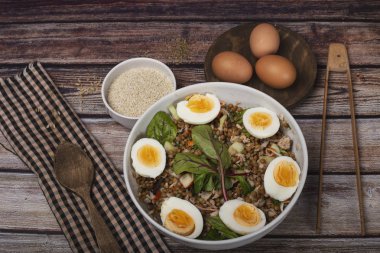 Sebze lahanası ve haşlanmış yumurta ile mercimek salatası. Sağlıklı yaşam tarzı. Sağlıklı beslenme.