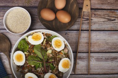 Sebze lahanası ve haşlanmış yumurta ile mercimek salatası. Sağlıklı yaşam tarzı. Sağlıklı diyet.top view