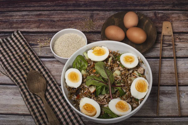 Sebze lahanası ve haşlanmış yumurta ile mercimek salatası. Sağlıklı yaşam tarzı. Sağlıklı beslenme.