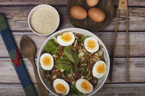 Sebze lahanası ve haşlanmış yumurta ile mercimek salatası. Sağlıklı yaşam tarzı. Sağlıklı diyet.top view