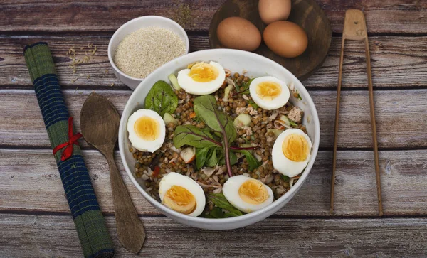 Sebze lahanası ve haşlanmış yumurta ile mercimek salatası. Sağlıklı yaşam tarzı. Sağlıklı beslenme. Üstte görüntü