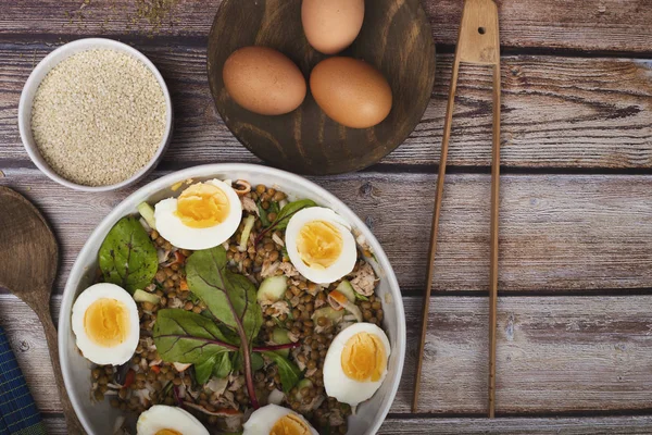 Sebze lahanası ve haşlanmış yumurta ile mercimek salatası. Sağlıklı yaşam tarzı. Sağlıklı diyet.top view