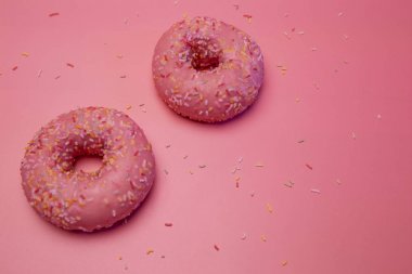 Renkli şeker talaşı ile iki izole sırlı donut.