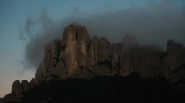 Kireçtaşı dağ vadisi ve sisin manzarası.